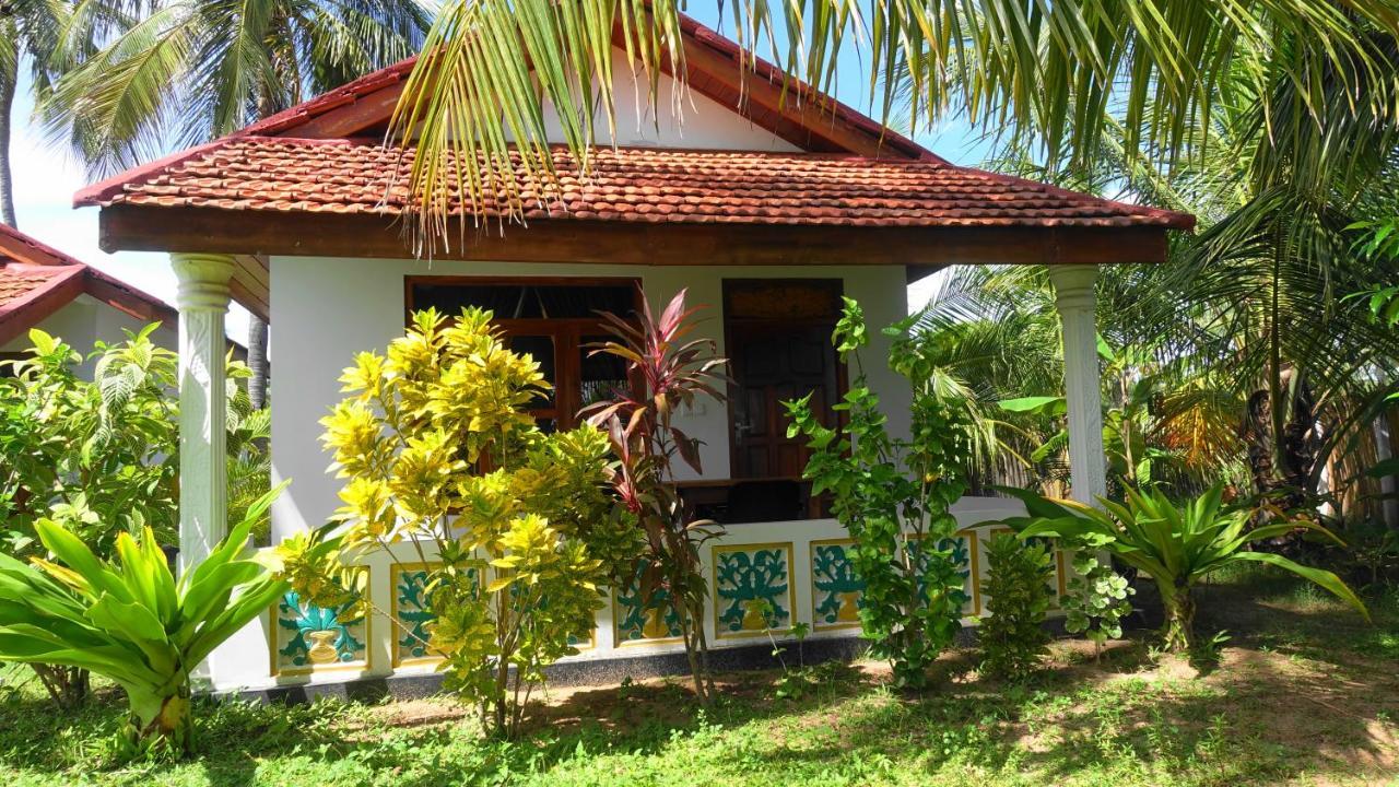 Regina Beach Bungalow Trincomalee Exterior photo