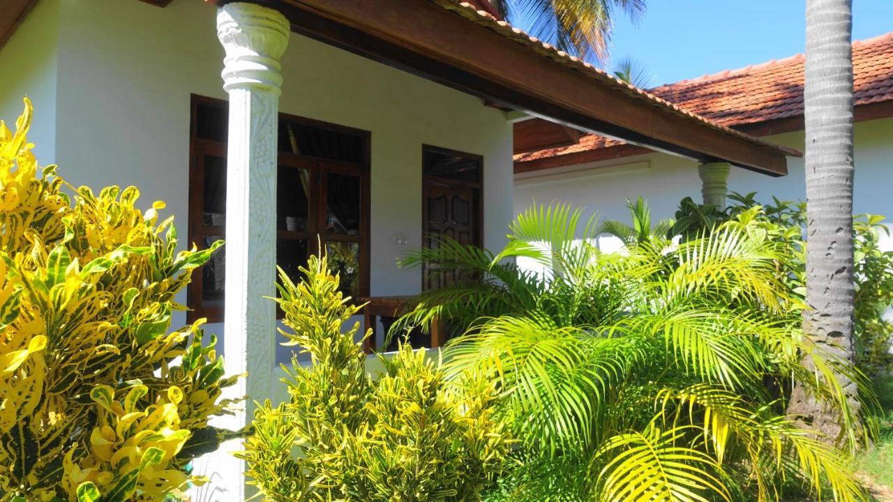 Regina Beach Bungalow Trincomalee Exterior photo