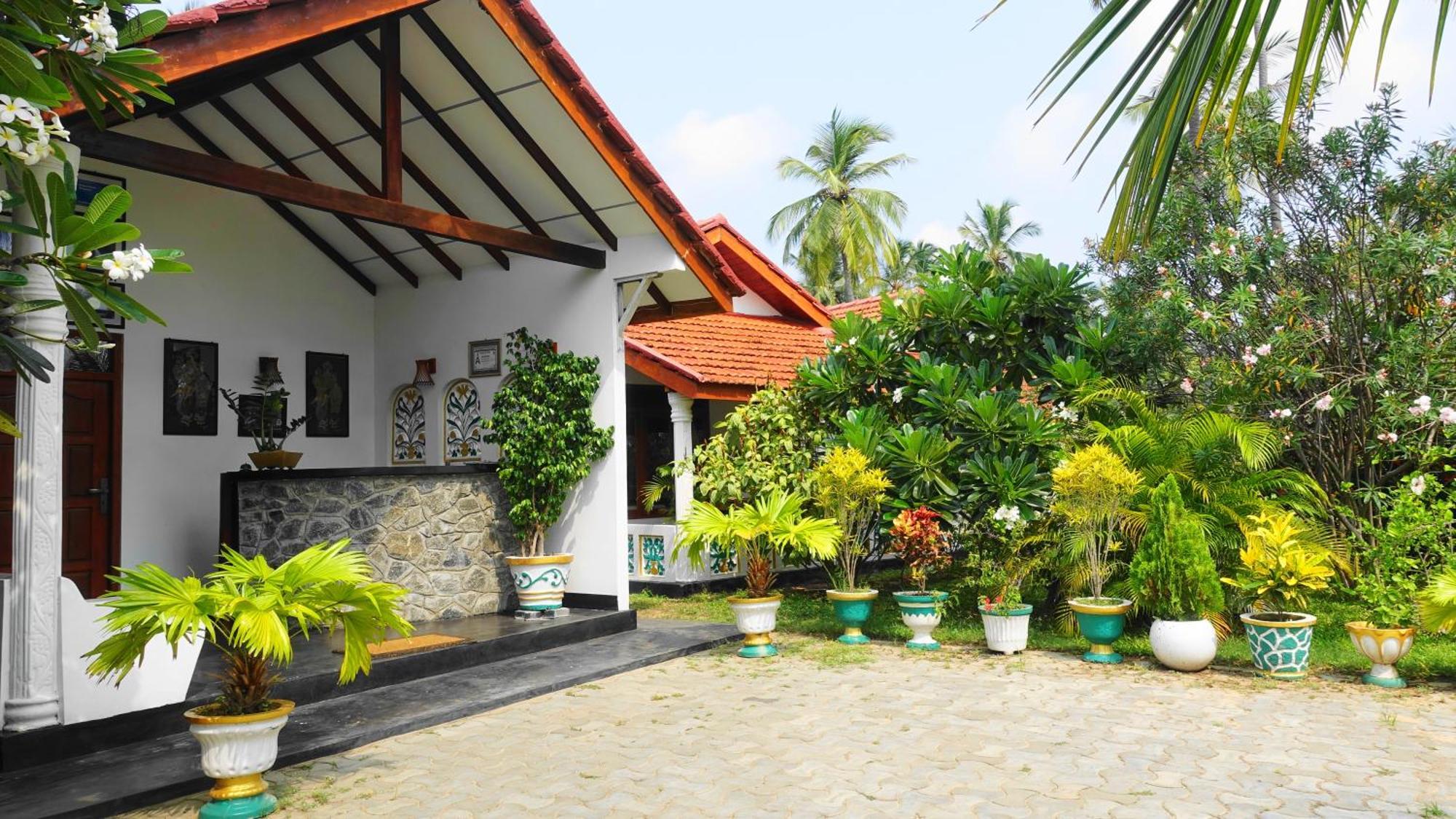 Regina Beach Bungalow Trincomalee Exterior photo