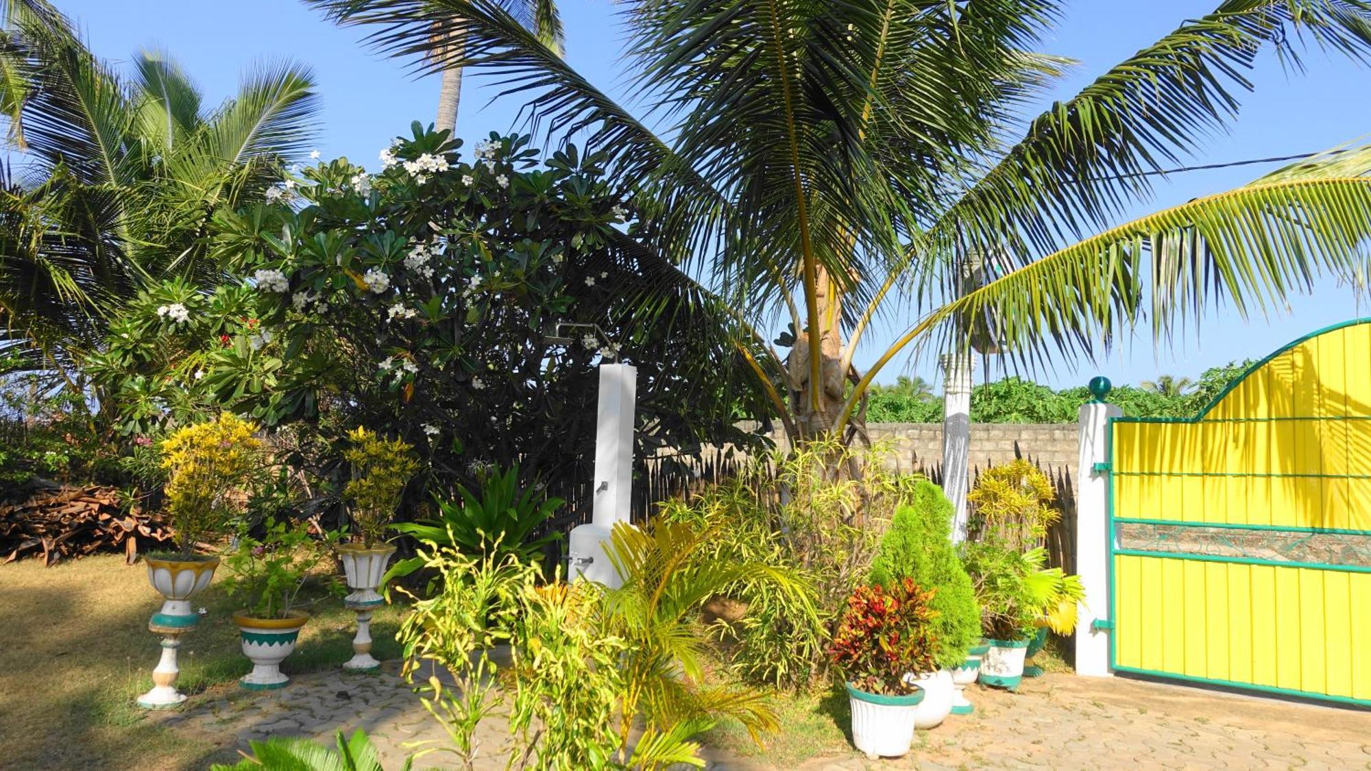 Regina Beach Bungalow Trincomalee Exterior photo